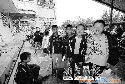 广东韶关因暴雨受灾学校今起复课(图)