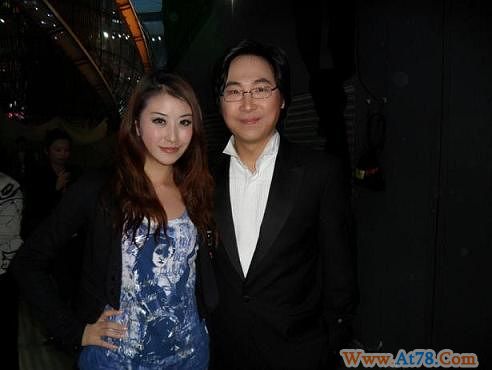 中国体育模特冠军赵清洋紫世博开幕式举旗(图)