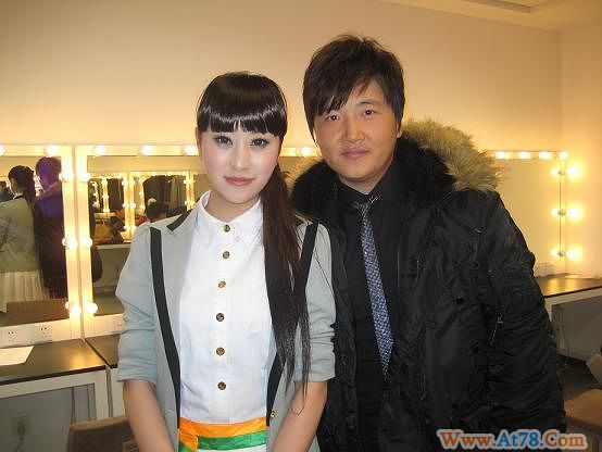 中国体育模特冠军赵清洋紫世博开幕式举旗(图)