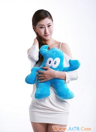 中国体育模特冠军赵清洋紫世博开幕式举旗(图)