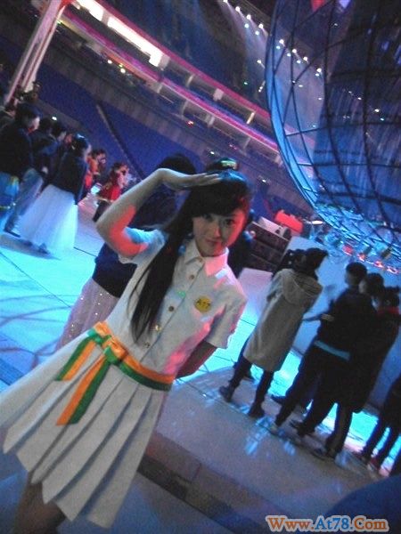 中国体育模特冠军赵清洋紫世博开幕式举旗(图)