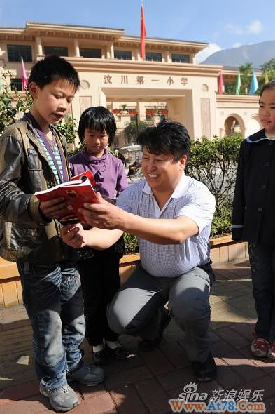 诗人南枫再赴汶川捐赠原创诗集《汶川哀恸》