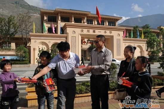 诗人南枫再赴汶川捐赠原创诗集《汶川哀恸》