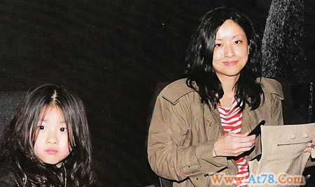 陈奕迅老婆带女儿游玩旷课半月惹校方不满(图)