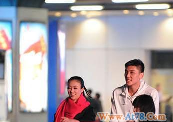 球星张博承认接机兽兽两人被曝亲密搂抱(组图)