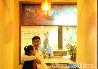 球星张博承认接机兽兽两人被曝亲密搂抱(组图)