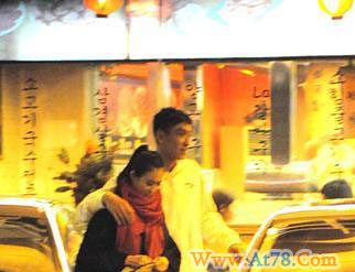 球星张博承认接机兽兽两人被曝亲密搂抱(组图)