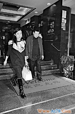 凸肚吕丽君胜利归位陪大刘及刘老太庆祝母亲节