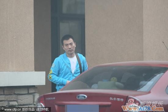 组图：黄健翔全家总动员吃泰餐妻子温馨抱女儿