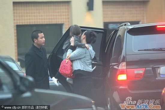 组图：黄健翔全家总动员吃泰餐妻子温馨抱女儿