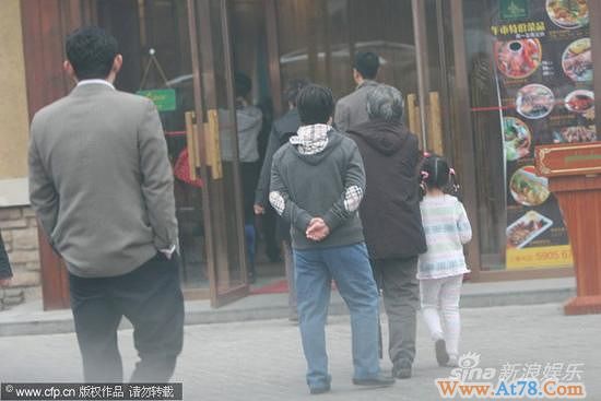 组图：黄健翔全家总动员吃泰餐妻子温馨抱女儿