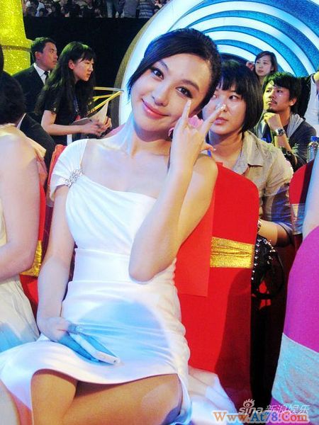 李菲儿大方谈黄晓明恋情乐观开朗将赴戛纳(图)