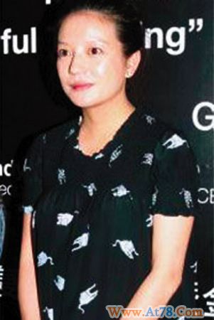 赵薇忙于看剧本不急复工宝宝健康很爱笑(图)