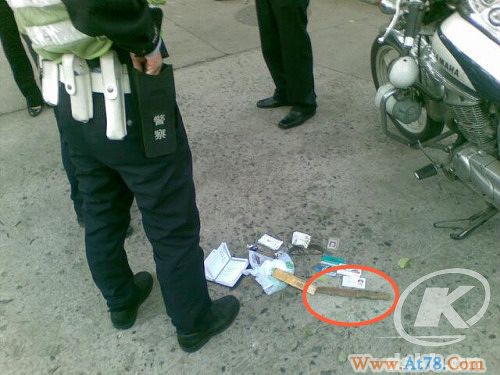 女子持刀闯入杭州青少年宫被制服(组图)