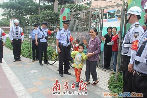 深圳中小学驻校民警今起持枪上岗(组图)
