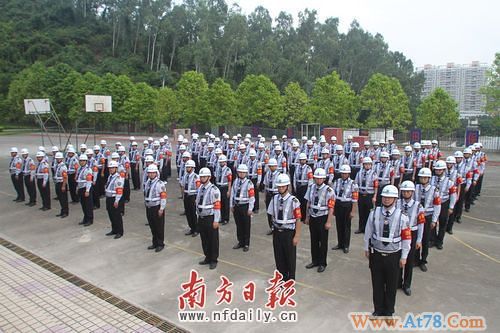 深圳中小学驻校民警今起持枪上岗(组图)