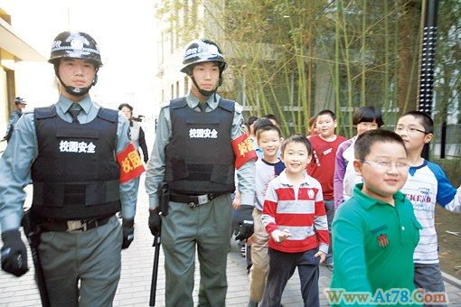 北京首批专业校园保安正式上岗(图)