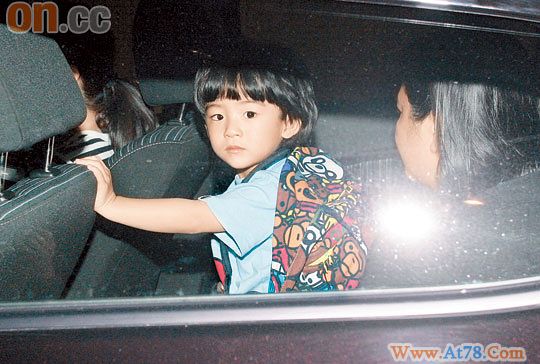 Lucas到医院陪伴妈妈收到弟弟的礼物(图)