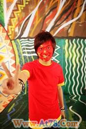 五星红旗彩绘《加油非洲》蓝血少年分享荣耀