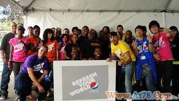 五星红旗彩绘《加油非洲》蓝血少年分享荣耀