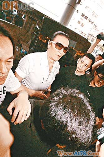 谢贤请记者吃蛋挞狄波拉带玩具探小孙子