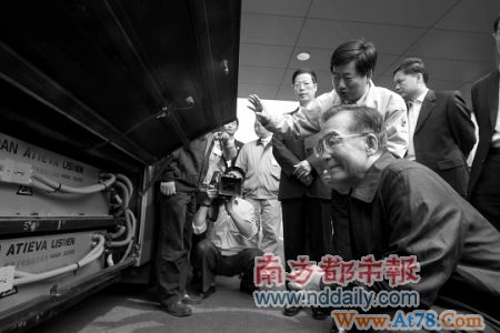  5月14日，温家宝来到天津力神电池股份有限公司，详细了解锂离子蓄电池的研制、生产情况。 新华社发