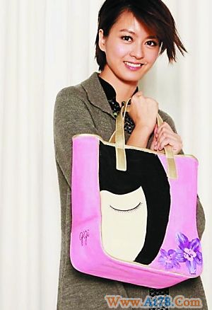 明星微博晒爱好大S当瑜伽大王郑裕玲爱粘水晶