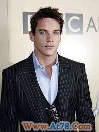 乔纳森-莱斯-梅耶斯机场买醉再闹事