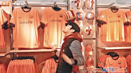 张智霖夫妇游巴塞罗那买金色足球赠郭富城