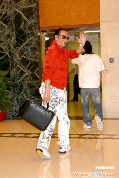 狄波拉煲汤探望张柏芝谢霆锋次子照片今日公布