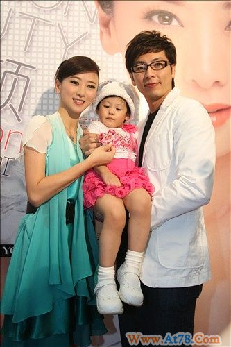 翁虹签售新书自曝不老秘诀老公献吻送肉麻情书