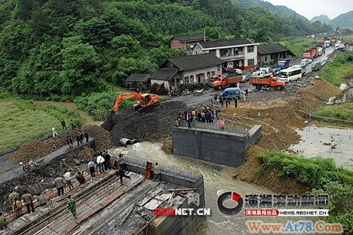 湖南怀化降暴雨局部山洪暴发省道两处被冲毁