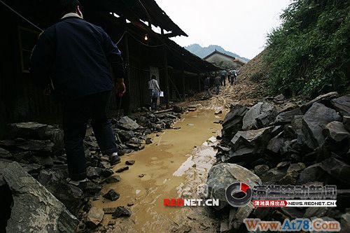 湖南怀化降暴雨局部山洪暴发省道两处被冲毁