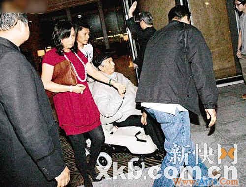 赌王与三太再度恩爱出巡何超云默认收订婚戒指