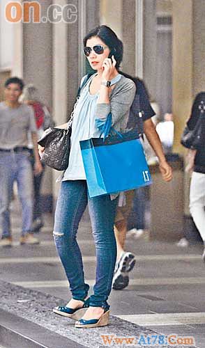 钟楚红中环购物素颜避镜快闪(附图)