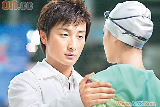 阿娇方力申“复合”宣传新片泳装造型成焦点