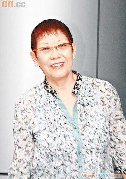 周星驰妈妈被爆爱飞车与女伴前往医院探友