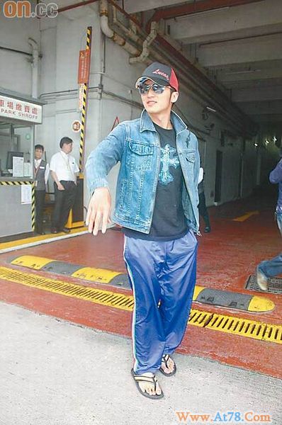 谢霆锋夸二少爷天生佛耳自嘲没钱买房奖张柏芝