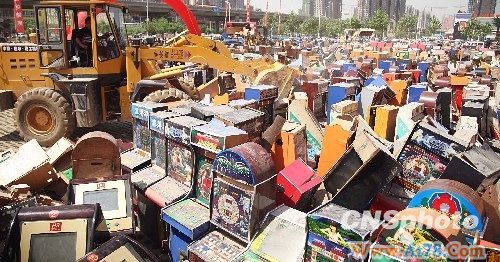河北警方公开集中销毁5000余台赌博机