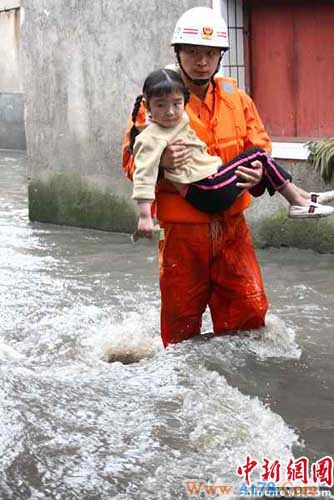 江西萍乡消防战士救出25名被困群众(图)