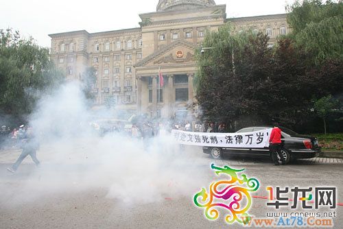文强二审维持原判重庆市民放鞭炮庆贺(组图)