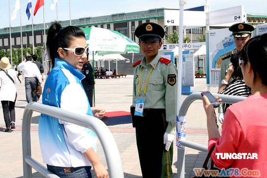 黄奕弃专车坐出租车宣传环保提倡绿色出行(图)