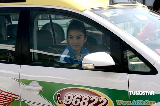 黄奕弃专车坐出租车宣传环保提倡绿色出行(图)