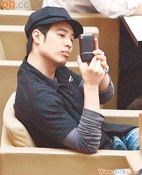 潘玮柏到港拍摄广告中环逛街反拍记者(图)