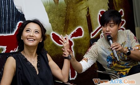 马雅舒大秀订婚戒 6月昆明举行盛大婚礼(图)