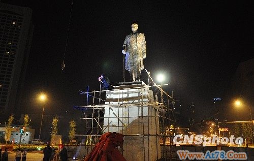 孙中山铜像重新屹立南京新街口(组图)