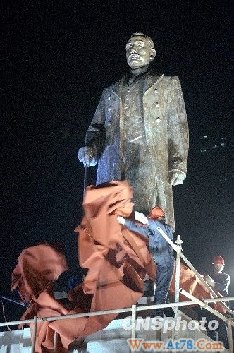 孙中山铜像重新屹立南京新街口(组图)