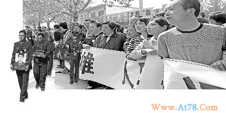 飞行员为避坠机居民区牺牲千名村民主动送行