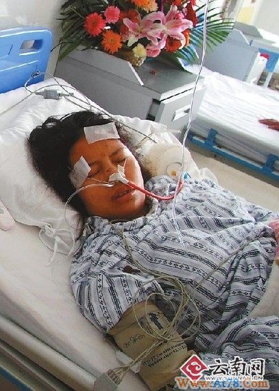 云南普洱中巴车翻下路基致3死22伤(图)