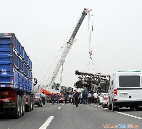 辽宁高速公路货车客车相撞起火致32死21伤